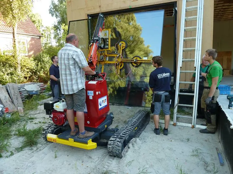 Tgt Robby 900 Walk Behind Glass Robot And Lifting 1